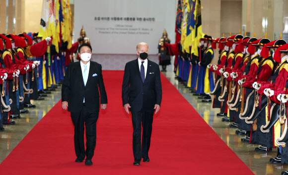 만찬 입장하는 한미 정상      (서울=연합뉴스) 서명곤 기자 = 윤석열 대통령과 조 바이든 미국 대통령이 21일 오후 서울 용산 국립중앙박물관에서 열린 환영 만찬에 입장하고 있다. 2022.5.21      seephoto@yna.co.kr/2022-05-21 20:04:47/ <저작권자 ⓒ 1980-2022 ㈜연합뉴스. 무단 전재 재배포 금지.>