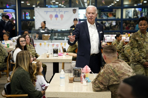 U.S. President Joe Biden, center, meets with American service members and their family at Osan Air Base, Sunday, May 22, 2022, in Pyeongtaek, South Korea. AP 연합뉴스