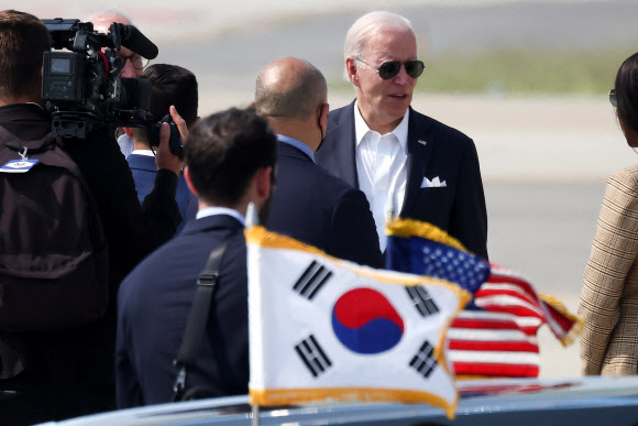 U.S. President Joe Biden arrives at Osan Air Base for travel to Japan, in Pyeongtaek, South Korea, May 22, 2022. REUTERS 연합뉴스