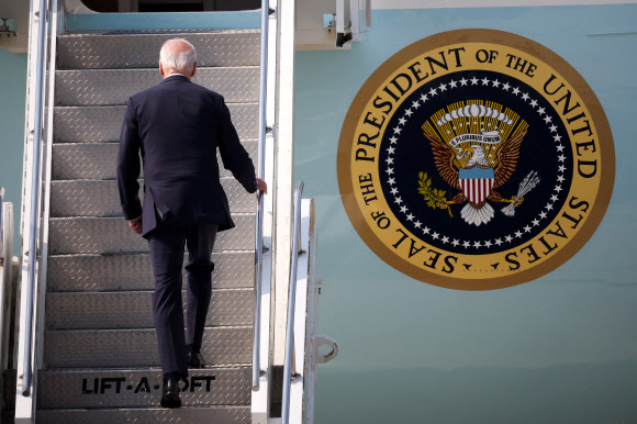 U.S. President Joe Biden boards Air Force One for travel to Japan, at Osan Air Base in Pyeongtaek, South Korea, May 22, 2022. REUTERS 연합뉴스