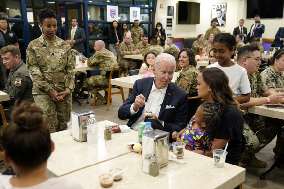 U.S. President Joe Biden, center, meets with American service members and their family at Osan Air Base, Sunday, May 22, 2022, in Pyeongtaek, South Korea. AP 연합뉴스
