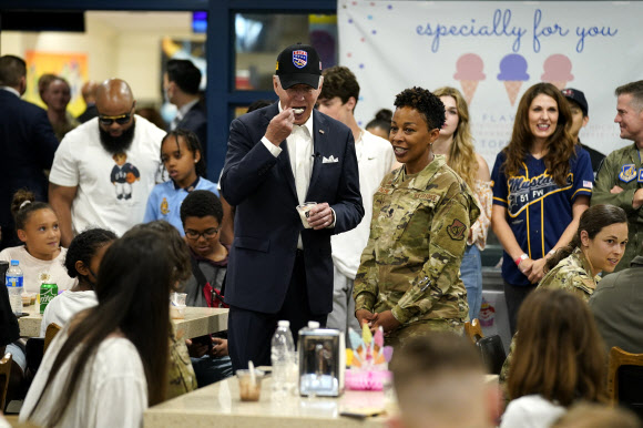 U.S. President Joe Biden, center left, meets with American service members and their family at Osan Air Base, Sunday, May 22, 2022, in Pyeongtaek, South Korea. AP 연합뉴스