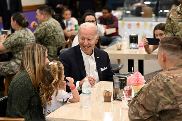 US President Joe Biden meets with members of the US military and their families at the bowling alley at Osan Air Base in Pyeongtaek on May 22, 2022. AFP 연합뉴스