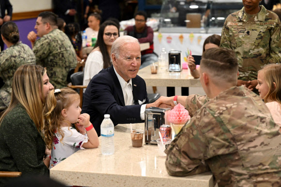 US President Joe Biden meets with members of the US military and their families at the bowling alley at Osan Air Base in Pyeongtaek on May 22, 2022. AFP 연합뉴스