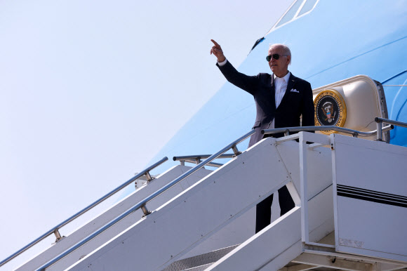 조 바이든 미국 대통령이 22일(현지시간) 한국 평택 오산 공군 기지를 떠나면서 작별 인사를 하고 있다. 로이터 연합뉴스