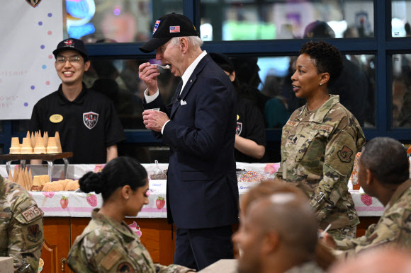 US President Joe Biden eats ice cream as he meets with members of the US military and their families at the bowling alley at Osan Air Base in Pyeongtaek on May 22, 2022. AFP 연합뉴스