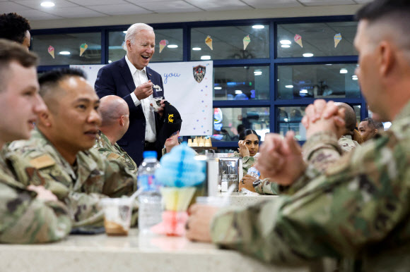 U.S. President Joe Biden has an ice cream as he greets the US troops during his visit to the Air Operations Center at Osan Air Base in Pyeongtaek, South Korea, May 22, 2022. REUTERS 연합뉴스