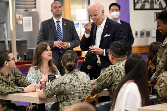 US President Joe Biden eats ice cream as he meets with members of the US military and their families at the bowling alley at Osan Air Base in Pyeongtaek on May 22, 2022. AFP 연합뉴스