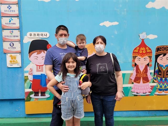우크라이나 동부 마리우폴에서 폭격을 피해 한 달 반 만에 한국에 도착한 황 아르좀(맨 왼쪽)이 어머니(오른쪽), 두 아이와 함께 고려인마을의 우크라이나 벽화 앞에서 사진을 찍었다.