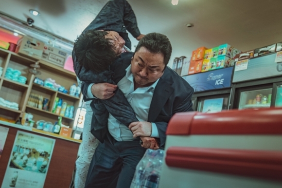 영화 ‘범죄도시2’의 괴물형사 역할을 맡은 배우 마동석(오른쪽).