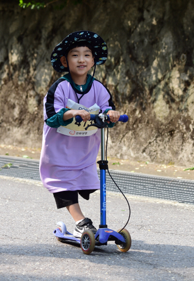 한 어린이 참가자가 어린이용 킥보드를 타면서 즐겁게 마라톤을 즐기고 있다.  정연호 기자