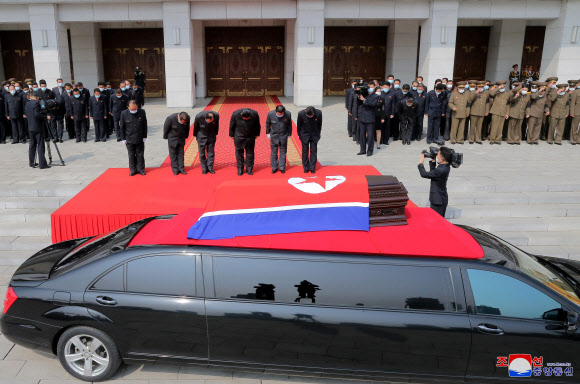 북한 김정은, 현철해 마지막 길 ‘직접 운구’로 배웅