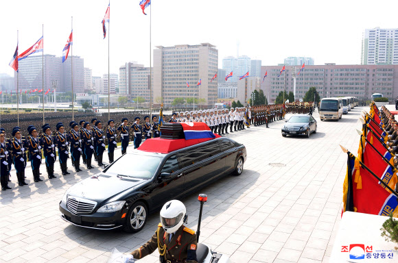 북한 김정은, 현철해 마지막 길 ‘직접 운구’로 배웅