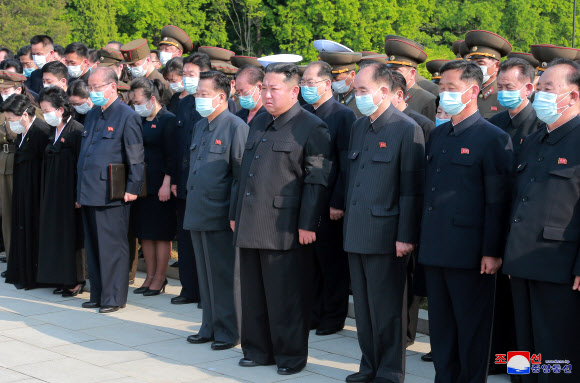 북한 김정은, 현철해 마지막 길 ‘직접 운구’로 배웅