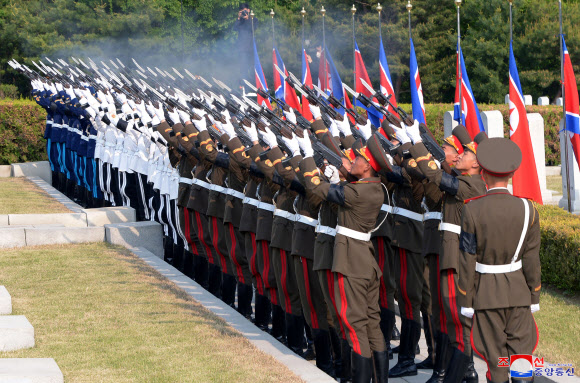 북한 김정은, 현철해 마지막 길 ‘직접 운구’로 배웅