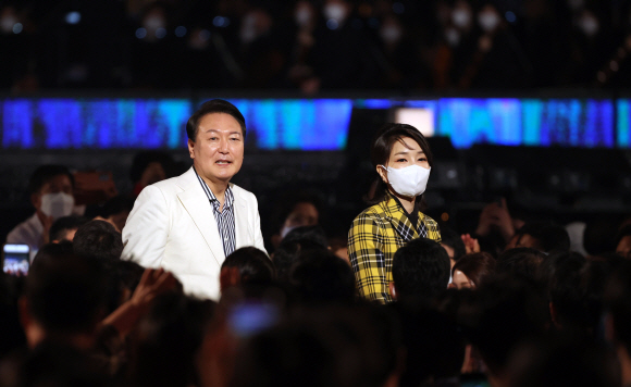 윤석열 대통령과 부인 김건희 여사가 22일 오후 서울 종로구 청와대 본관 대정원에서 열린 청와대 개방 특집 KBS 열린음악회에 참석해 시민들에게 인사하고 있다. 2022. 5. 23  박지환 기자