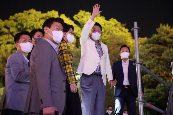 윤석열 대통령이 22일 오후 서울 종로구 청와대 본관 대정원에서 열린 청와대 개방 특집 KBS 열린음악회에 참석해 시민들에게 인사하고 있다. 2022.5.22  대통령실사진기자단
