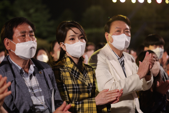 윤석열 대통령과 부인 김건희 여사가 22일 오후 서울 종로구 청와대 본관 대정원에서 열린 청와대 개방 특집 KBS 열린음악회를 관람하고 있다. 2022.5.22  대통령실사진기자단