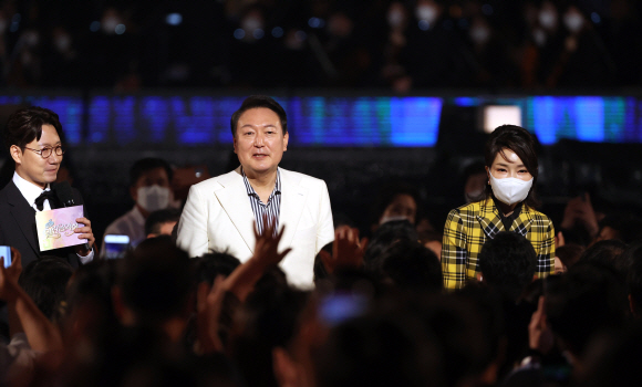 윤석열 대통령과 부인 김건희 여사가 22일 오후 서울 종로구 청와대 본관 대정원에서 열린 청와대 개방 특집 KBS 열린음악회에 참석해 시민들에게 인사하고 있다. 2022. 5. 23  박지환 기자