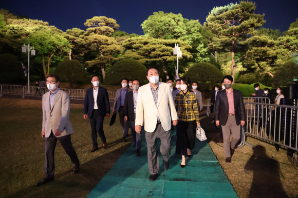 윤석열 대통령과 부인 김건희 여사가 22일 오후 서울 종로구 청와대 본관 대정원에서 열린 청와대 개방 특집 KBS 열린음악회에 참석하고 있다. 2022.5.22  대통령실사진기자단