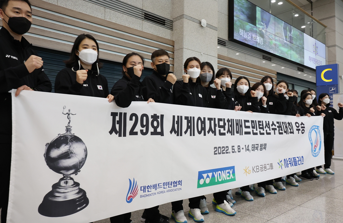 2년 만에 세계여자단체배드민턴선수권대회(우버컵) 우승을 차지한 한국 배드민턴 여자 대표팀이 23일 오전 인천국제공항을 통해 귀국한 뒤 취재진 앞에서 기념 촬영을 하고 있다. 2022.5.23 연합뉴스