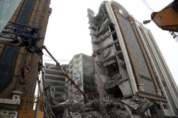 이란 남부 아바단의 건물 붕괴 사고 현장.
