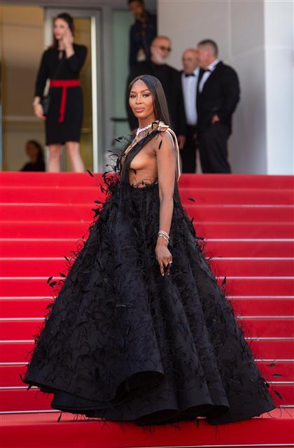 배우 겸 모델 나오미 캠벨이 23일 오후(현지시간) 제75회 칸 국제영화제가 열리고 있는 프랑스 남부 칸 ‘팔레 데 페스티벌’(Palais des Festivals)에서 경쟁부문 진출작 영화 ’헤어질 결심‘ 월드 프리미어 시사회에 참석하며 레드카펫을 지나고 있다. 2022.5.24 칸 뉴스1