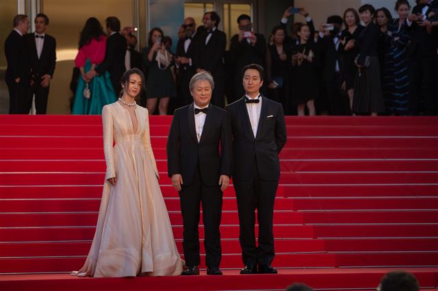 23일 오후(현지시간) 제75회 칸 국제영화제가 열리고 있는 프랑스 남부 칸 ‘팔레 데 페스티벌’(Palais des Festivals)에서 열린 경쟁부문 진출작 영화 ’헤어질 결심‘ 월드 프리미어 시사회가 끝난 뒤 박찬욱 감독과 배우 박해일, 탕웨이가 시사회장을 나서며 관객과 청중들에게 인사를 하고 있다. 2022.5.24 칸 뉴스1