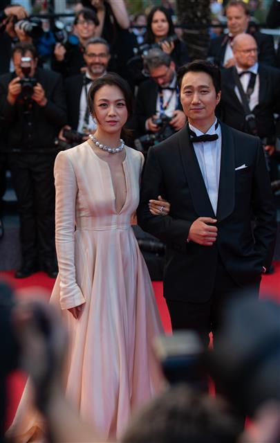 23일 오후(현지시간) 제75회 칸 국제영화제가 열리고 있는 프랑스 남부 칸 ‘팔레 데 페스티벌’(Palais des Festivals)에서 열린 경쟁부문 진출작 영화 ’헤어질 결심‘ 월드 프리미어 시사회가 끝난 뒤 배우 박해일과 탕웨이가 시사회장을 나서며 관객과 청중들에게 인사를 하고 있다. 2022.5.24 칸 뉴스1