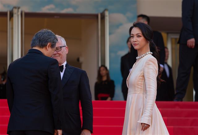 영화감독 박찬욱과 배우 박해일·탕웨이가 23일 오후(현지시간) 제75회 칸 국제영화제가 열리고 있는 프랑스 남부 칸 ‘팔레 데 페스티벌’(Palais des Festivals)에서 경쟁부문 진출작 영화 ’헤어질 결심‘ 월드 프리미어 시사회에 참석하기 위해 레드카펫을 지난 뒤 티에리 프레모 집행위원장의 환영 인사를 받고 있다. 2022.5.24 칸 뉴스1