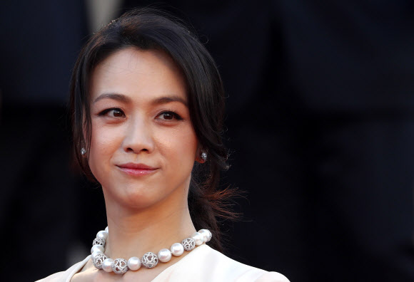 배우 탕웨이가 23일(현지시간) 제75회 칸 국제영화제가 열리고 있는 프랑스 남부 칸 ‘팔레 데 페스티벌’(Palais des Festivals)에서 경쟁부문 진출작 영화 ‘헤어질 결심’ 월드 프리미어 시사회에 참석하고 있다. EPA 연합뉴스