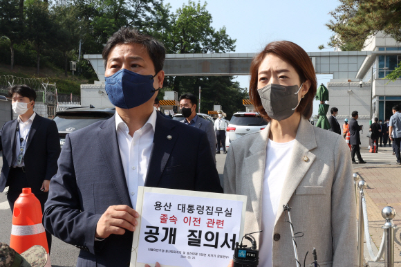 김영배, 고민정 더불어민주당 용산파괴저지 및 용산미래 100년 지키기 운동본부 공동본부장이 24일 오전 서울 용산구 국방부 서문 면회실에서 대통령집무실 졸속 이전에 대한 항의 서한을 전달하기 앞서 취재진의 질문에 답하고 있다. 2022. 5. 24  김명국 기자