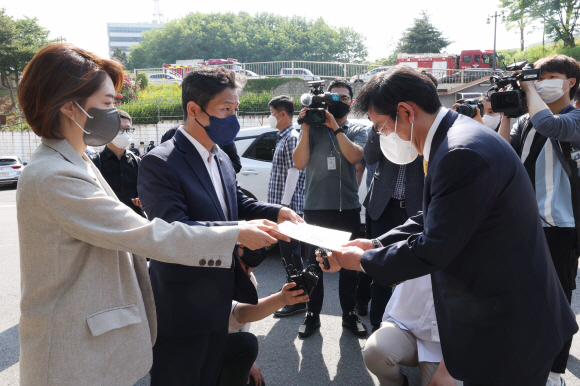 김영배, 고민정 더불어민주당 용산파괴저지 및 용산미래 100년 지키기 운동본부 공동본부장이 24일 오전 서울 용산구 국방부 서문 면회실에서 대통령집무실 졸속 이전에 대한 항의 서한을 대통령 정무수석 비서관(오른쪽)에게 전달하고 있다.2022. 5. 24  김명국 기자