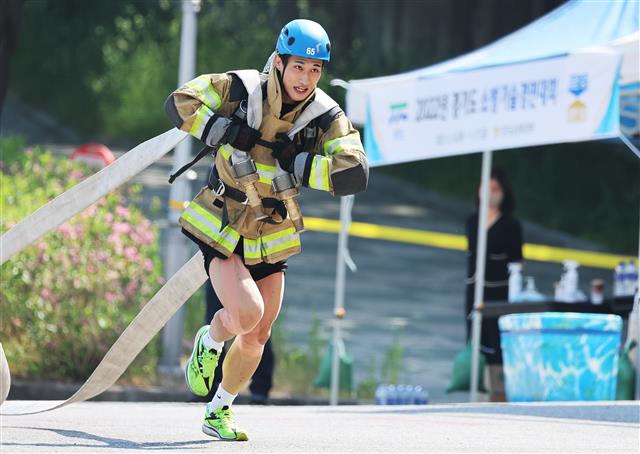 24일 오전 경기 용인시 처인구 경기도소방학교에서 열린 ‘2022 경기도 소방기술 경연대회’에서 참가자가 기량을 뽐내고 있다. 2022.5.24 경기사진공동취재단