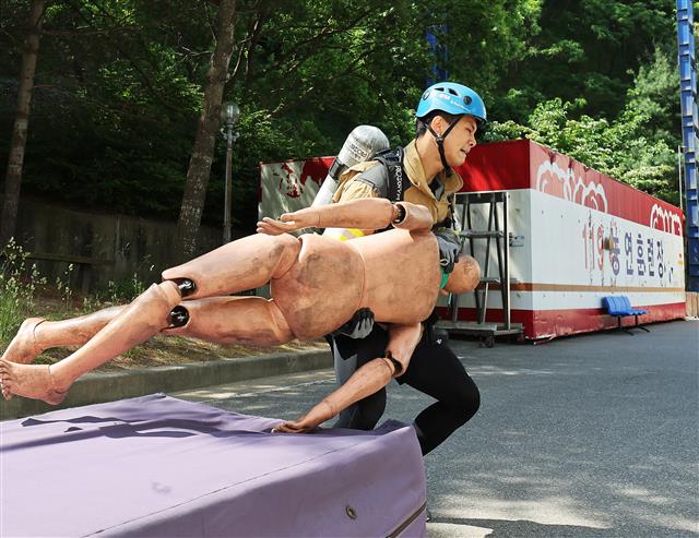 24일 오전 경기 용인시 처인구 경기도소방학교에서 열린 ‘2022 경기도 소방기술 경연대회’에서 참가자가 기량을 뽐내고 있다. 2022.5.24 경기사진공동취재단
