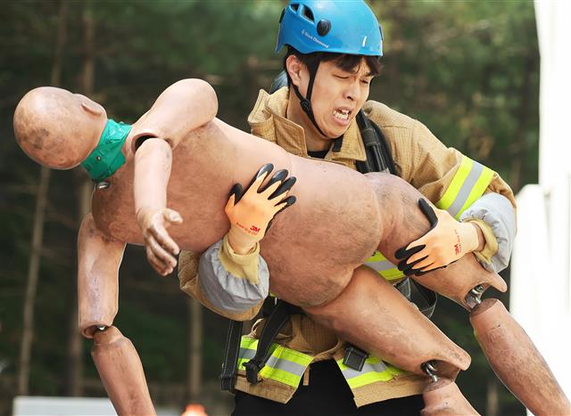 24일 오전 경기 용인시 처인구 경기도소방학교에서 열린 ‘2022 경기도 소방기술 경연대회’에서 참가자가 기량을 뽐내고 있다. 2022.5.24 경기사진공동취재단