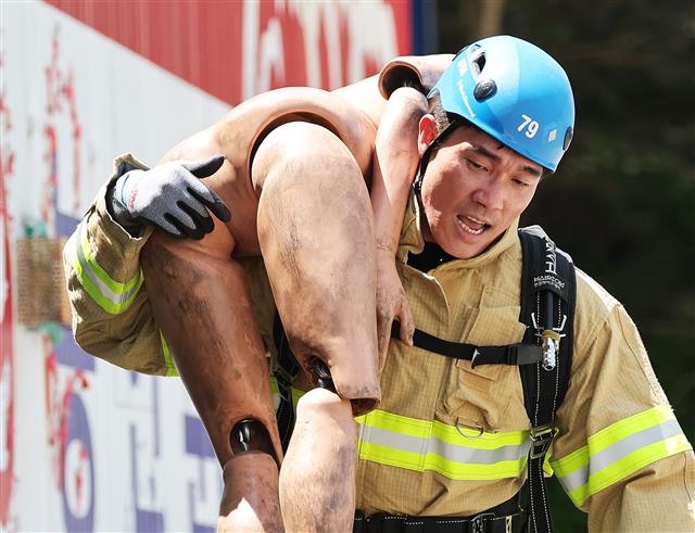 24일 오전 경기 용인시 처인구 경기도소방학교에서 열린 ‘2022 경기도 소방기술 경연대회’에서 참가자가 기량을 뽐내고 있다. 2022.5.24 경기사진공동취재단