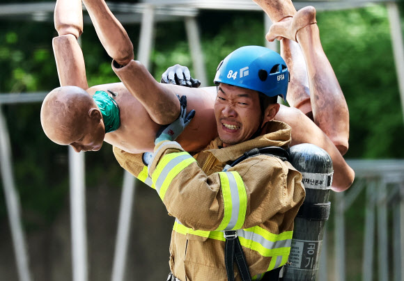 24일 오전 경기도 용인시 경기도소방학교에서 열린 ‘2022 경기도 소방기술 경연대회’에서 참가자가 기량을 뽐내고 있다. 2022.5.24  연합뉴스