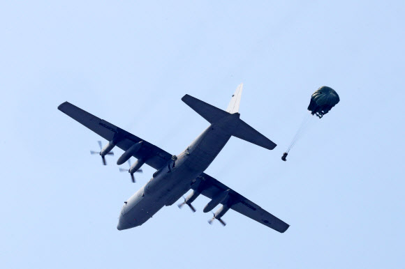 24일 경북 포항시 북구 송라면 해안에서 한 여단급 합동 상륙훈련의 하나로 C130 수송기에서 해병대 공정대원이 낙하산을 타고 침투하는 훈련을 하고 있다. 2022.5.24  연합뉴스