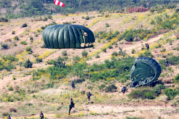 24일 경북 포항시 북구 송라면 해안에서 한 여단급 합동 상륙훈련의 하나로 해병대 공정대원이 낙하산을 타고 착륙지점에 착지하고 있다. 2022.5.24  연합뉴스