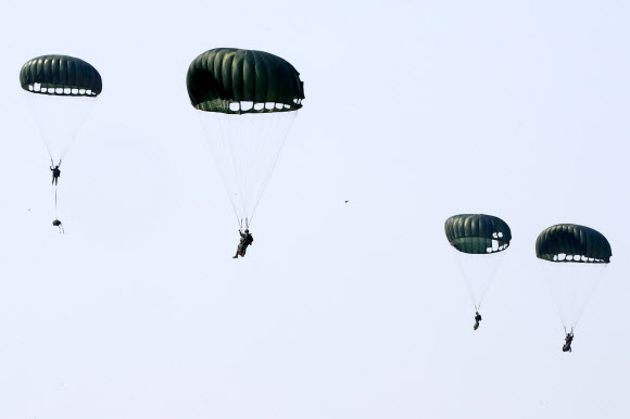24일 경북 포항시 북구 송라면 해안에서 한 여단급 합동 상륙훈련의 하나로 해병대 공정대원이 낙하산을 메고 착지하고 있다. 2022.5.24  연합뉴스