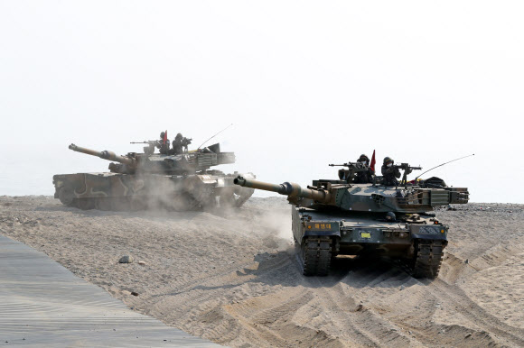 24일 경북 포항시 북구 송라면 해안에서 한 여단급 합동 상륙훈련에서 고준봉급 상륙함인 성인봉함(LST 685)에서 K1전차가 내리고 있다. 2022.5.24  연합뉴스