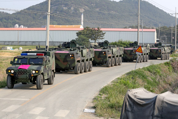 24일 경북 포항시 북구 송라면 해안에서 한 여단급 합동 상륙훈련에서 K808 차륜형 장갑차가 줄을 지어 이동하고 있다. 2022.5.24  연합뉴스