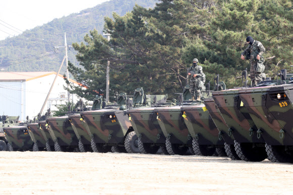 24일 경북 포항시 북구 송라면 해안에서 한 여단급 합동 상륙훈련에서 K808 차륜형 장갑차가 이동하고 있다. 2022.5.24  연합뉴스