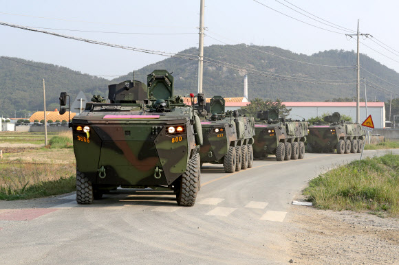 24일 경북 포항시 북구 송라면 해안에서 한 여단급 합동 상륙훈련에서 K808 차륜형 장갑차가 이동하고 있다. 2022.5.24  연합뉴스