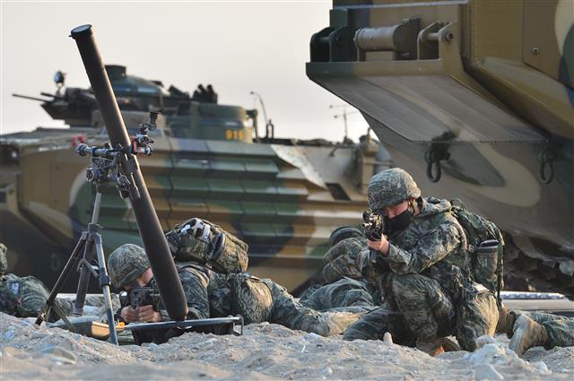 해병대 1사단이 24일 경북 포항시 북구 청하면 해안에서 실시한 상륙 훈련에서 KAAV(한국형상륙돌격장갑차)로 가상의 적이 있는 해안에 상륙한 해병들이 사주 경계하고 있다. 2022.5.24 뉴스1