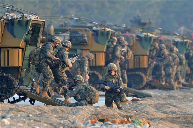 해병대 1사단이 24일 경북 포항시 북구 청하면 해안에서 실시한 상륙 훈련에서 KAAV(한국형상륙돌격장갑차)로 가상의 적이 있는 해안에 상륙한 해병들이 돌격하고 있다. 2022.5.24 뉴스1