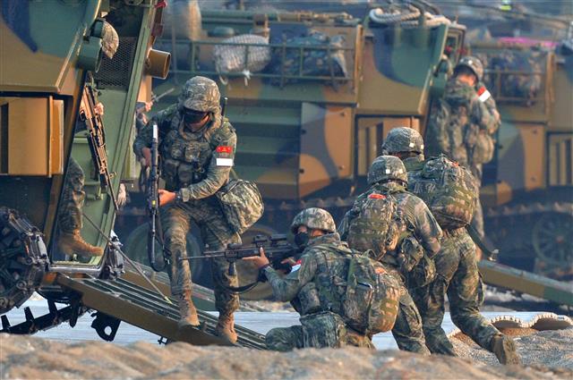 해병대 1사단이 24일 경북 포항시 북구 청하면 해안에서 실시한 상륙 훈련에서 KAAV(한국형상륙돌격장갑차)로 가상의 적이 있는 해안에 상륙한 해병들이 돌격하고 있다. 2022.5.24 뉴스1