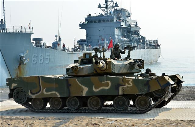 24일 경북 포항시 북구 청하면 해안에서 실시된 해병대 상륙 훈련에서 해군 성인봉함이 해병대 전차부대를 적 해안으로 상륙 시키고 있다. 2022.5.24 뉴스1