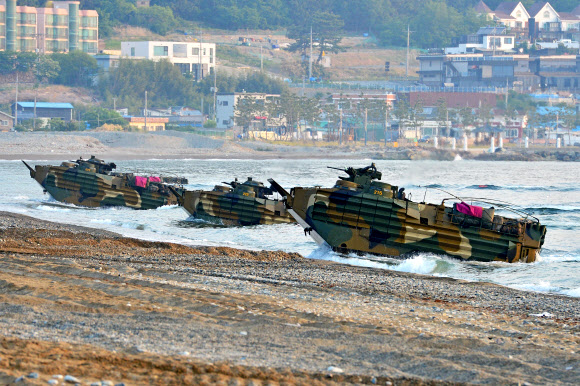 24일 경북 포항시 북구 송라면 해안에서 한 여단급 합동 상륙훈련에서 한국형 상륙돌격장갑차(KAAV)가 육지에 상륙하고 있다. 2022.5.24 연합뉴스